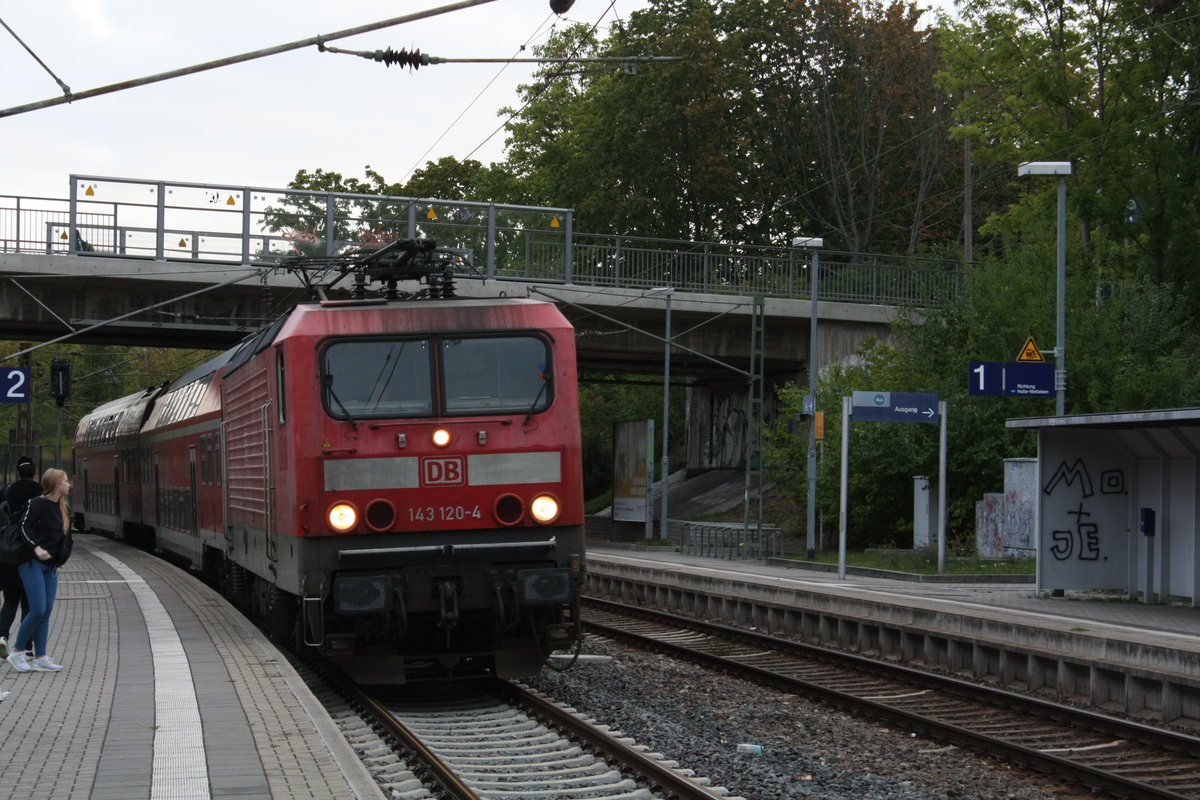 143 120 bei der Einfahrt in den Bahnhof Halle-Zscherbener Stra�e am 19.9.19