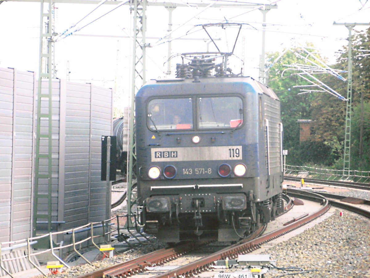143 571 der RBH mit einen Kesselzug in der G�terumfahrung in Halle/Saale am 17.7.17