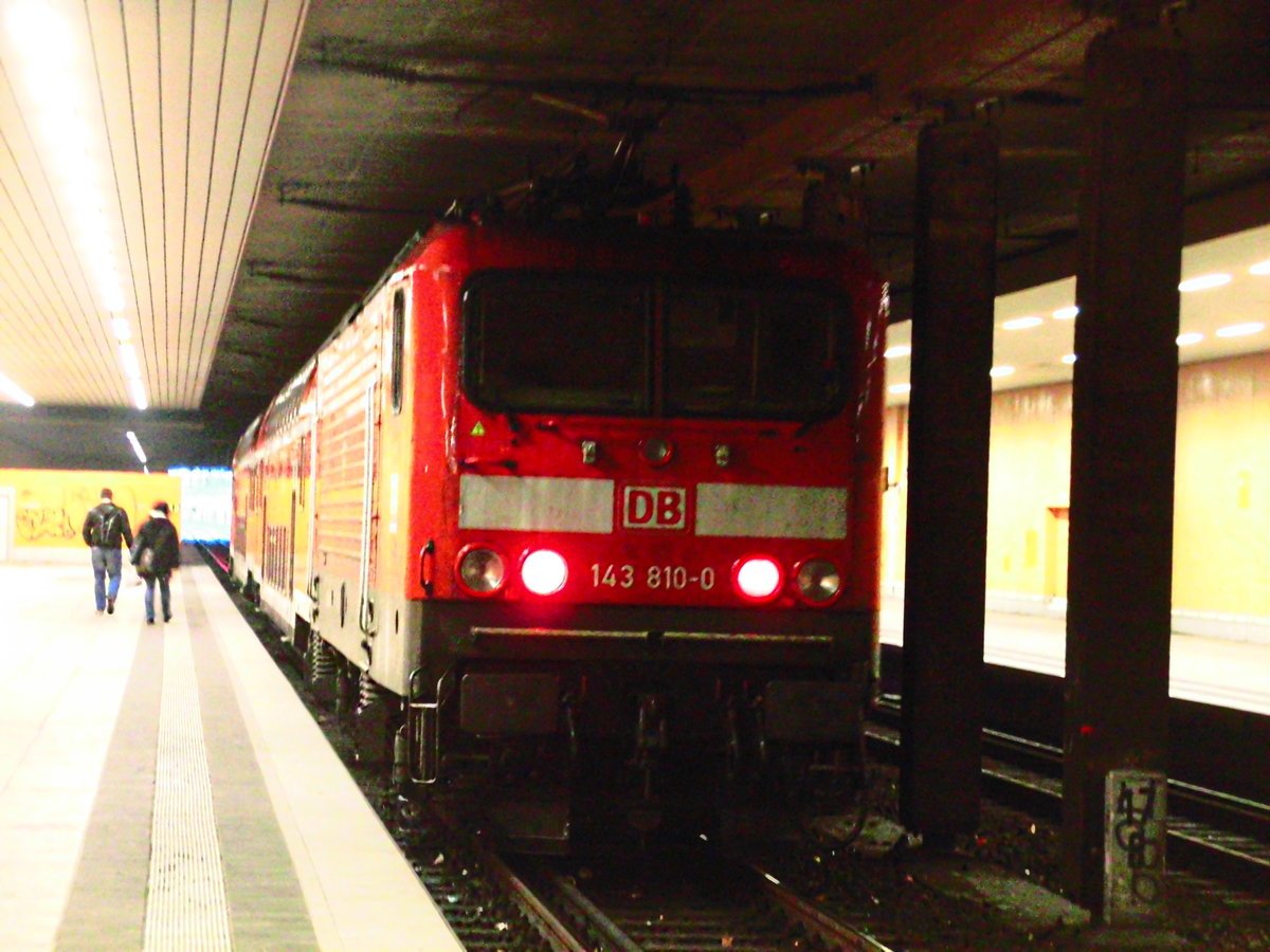 143 810 fuhr am 12.3.18 als S7 mit ziel Halle-Nietleben au�erplanm��ig von Gleis 2 im Tunnelbahnhof Halle-Neustadt