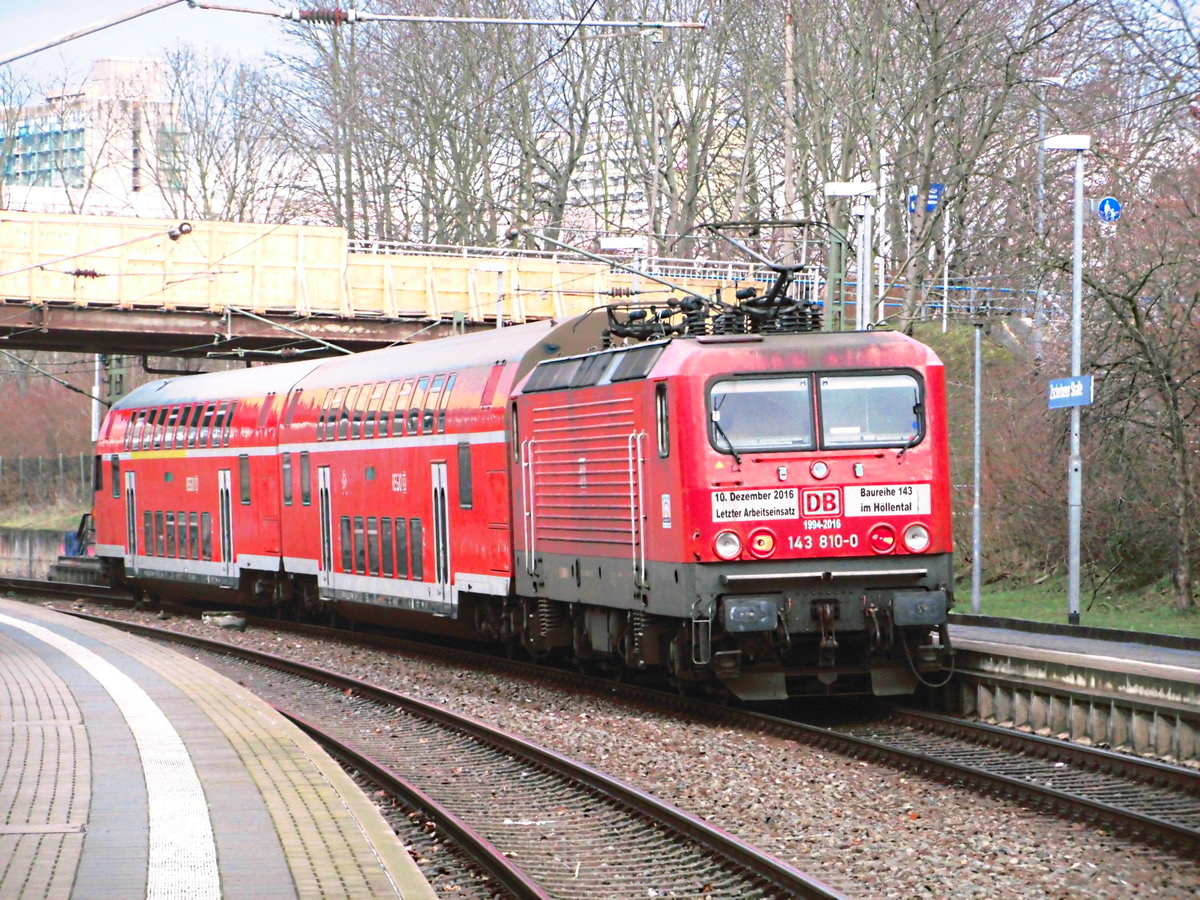 143 810 mit ziel Nietlebn im Bahnhof Halle Zscherbener Stra�e am 31.1.18