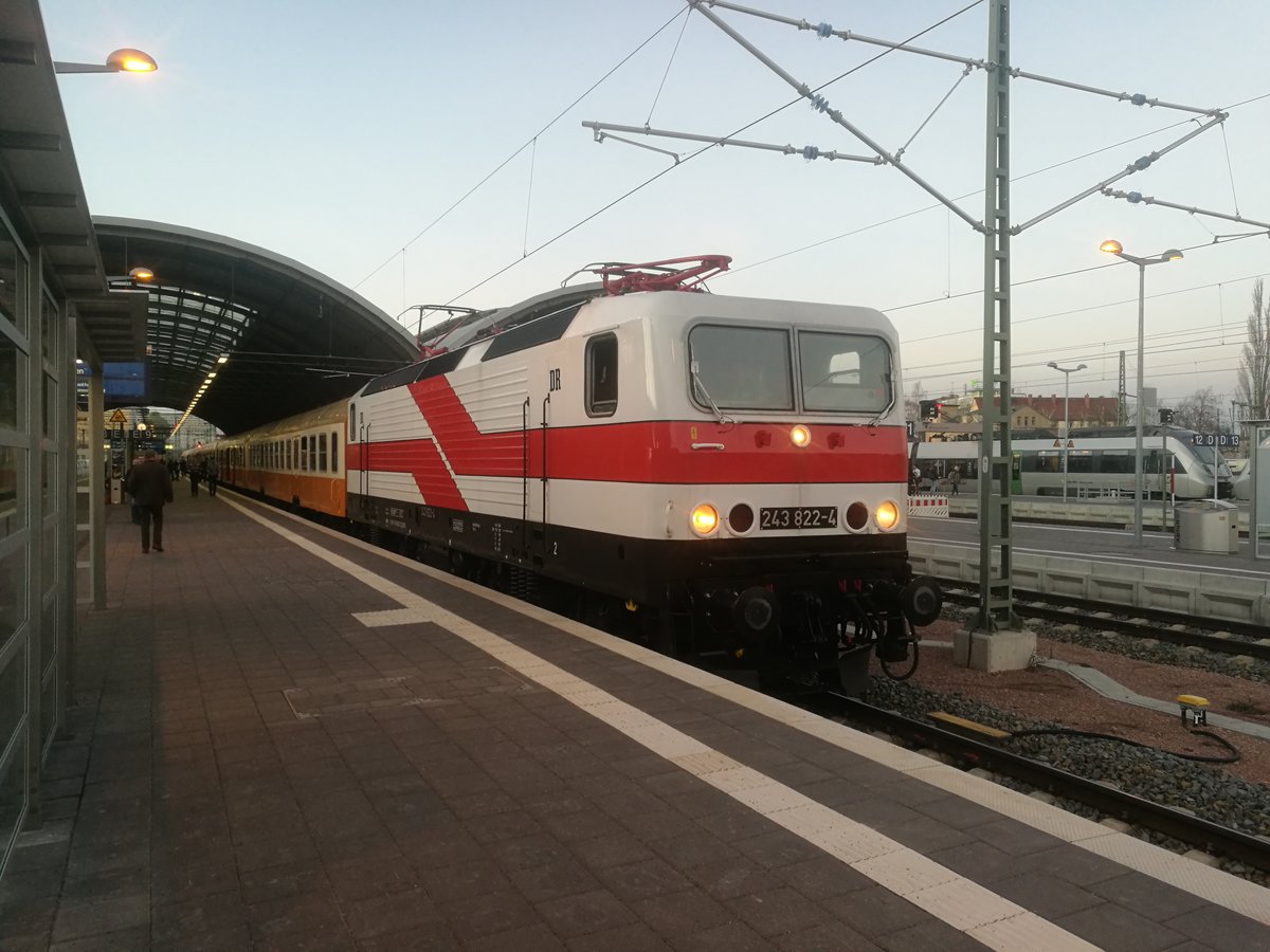 143 822 der EBS mit dem St�dteexpress-Sonderzug im Bahnhof Halle (Saale) Hbf am 16.2.19