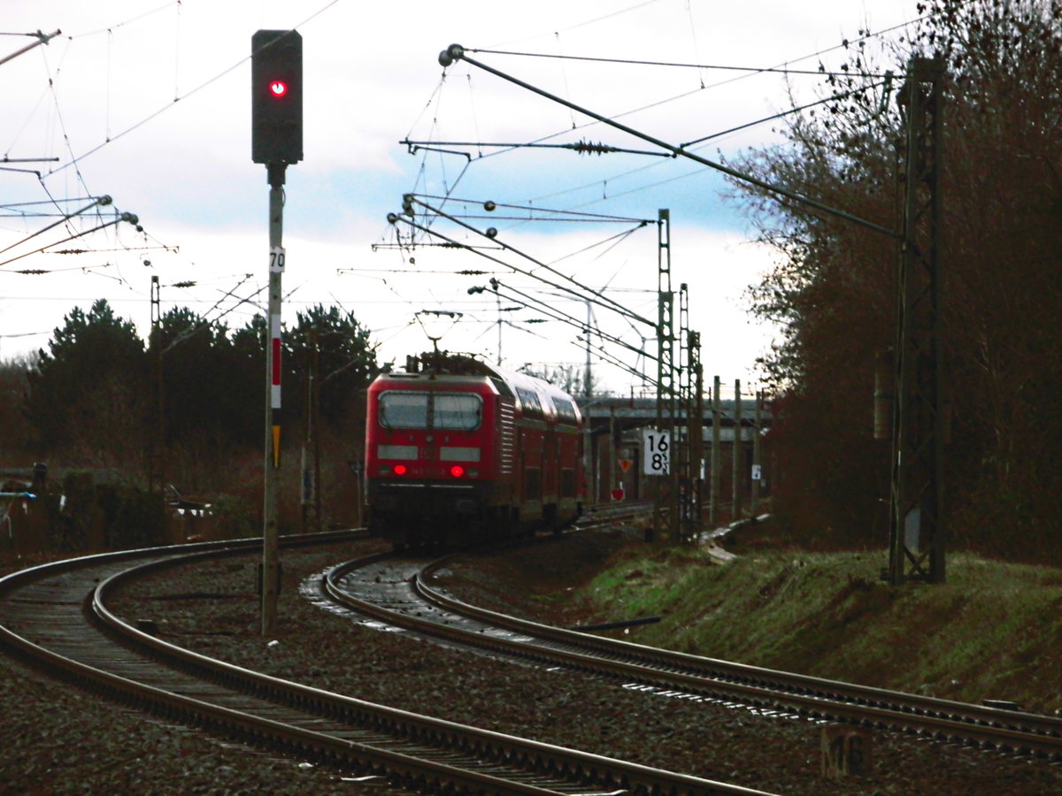 143 871 hat hat S7 mit ziel Halle/Saale Hbf den Bahnhof Halle Zscherbener Stra�e hinter sich gelassen am 31.1.18