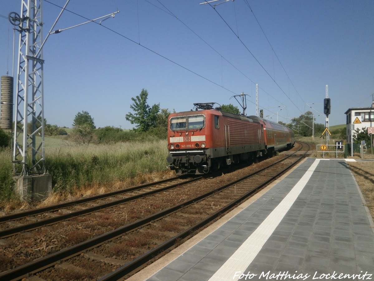 143 896 verl�sst den Zscherbener Bahnhof in Richtung Halle (Saale) Hbf am 4.6.15