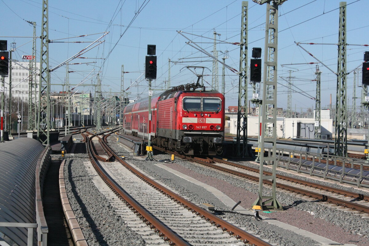 143 957 verl�sst den Bahnhof Halle/Saale Hbf in Richtung Eilenburg am 10.3.22