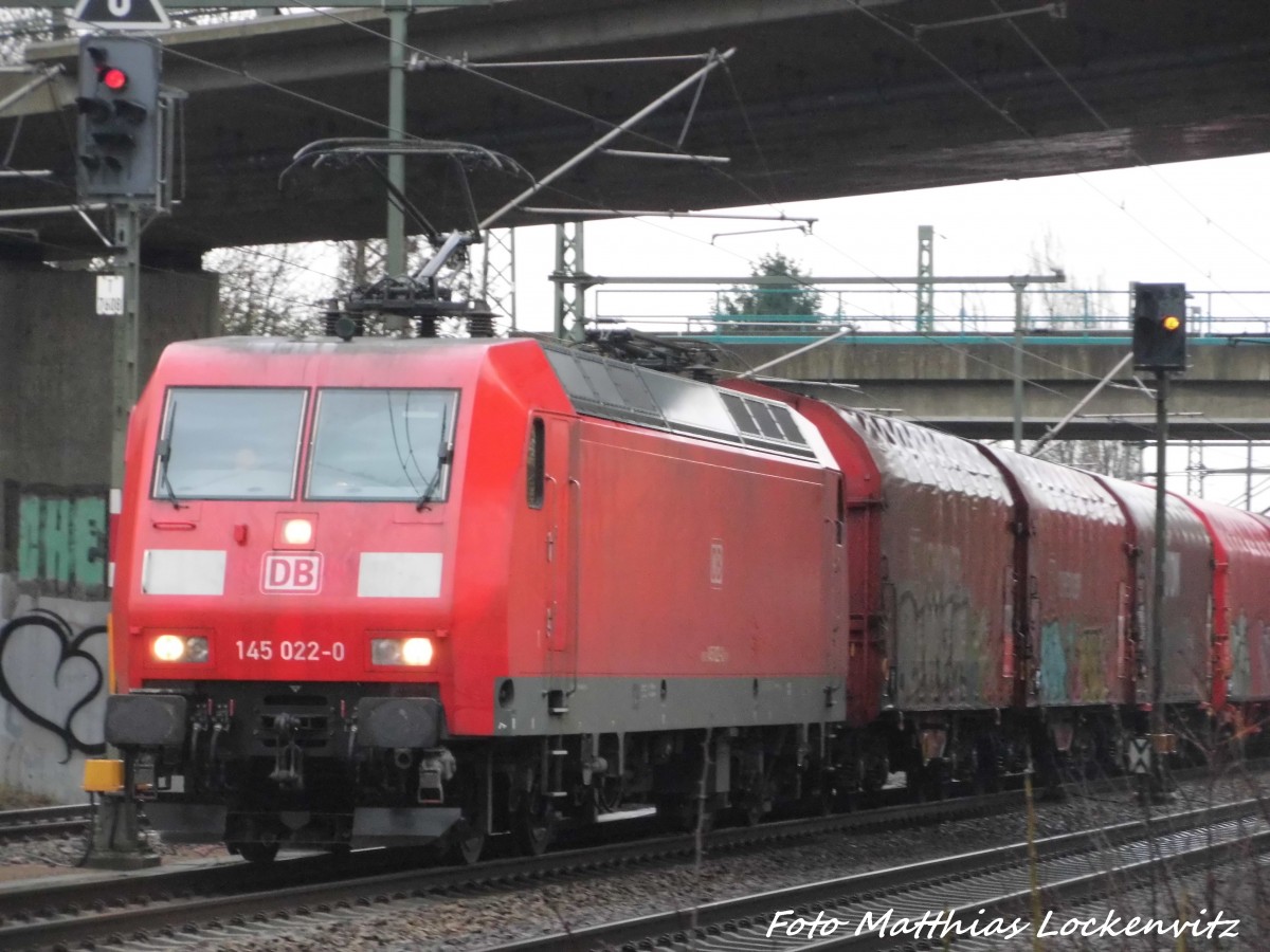 145 022 mit enem G�terzug kurz vor dem Bahnhof Delitzsch unt Bf am 18.12.15