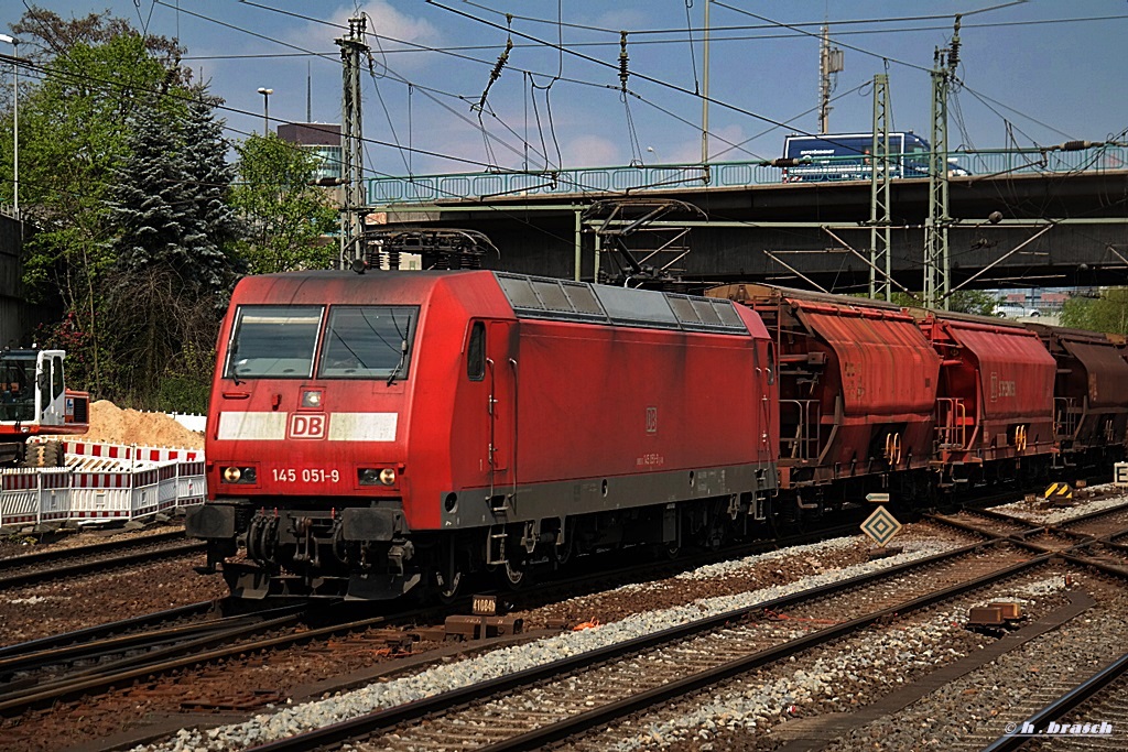 145 051-9 zog einen ganzzug am 22.04.14 durch hh-harburg