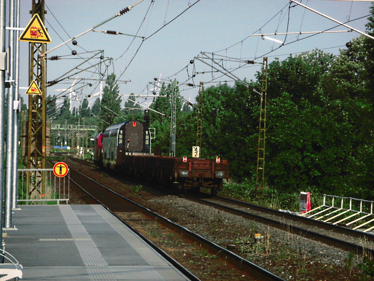 145 XXX mit 6 Rungenwagen, davon sind 2 wagen als Schutzwagen und 2 SBB IC200 wagen zwischen Halle-Rosengarten und Halle-Silberh�he am 28.6.17
