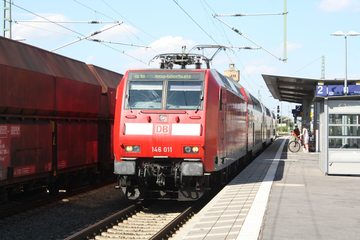 146 011 mit dem mit Ziel Jena-G�schwitz im Bahnhof Merseburg Hbf am 14.8.21