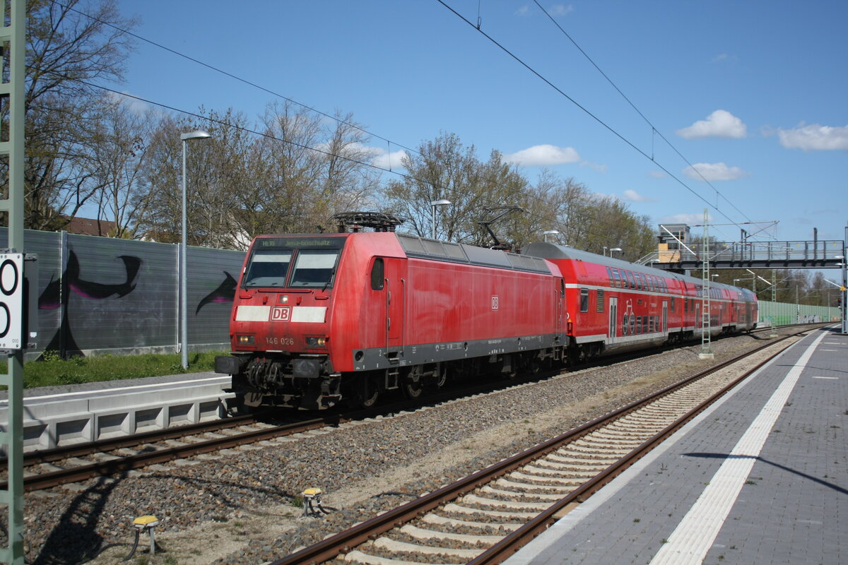 146 026 mit dem RE18 mit Ziel Jena-G�schwitz bei der Durchfahrt im Bahnhof Schkopau am 26.4.21