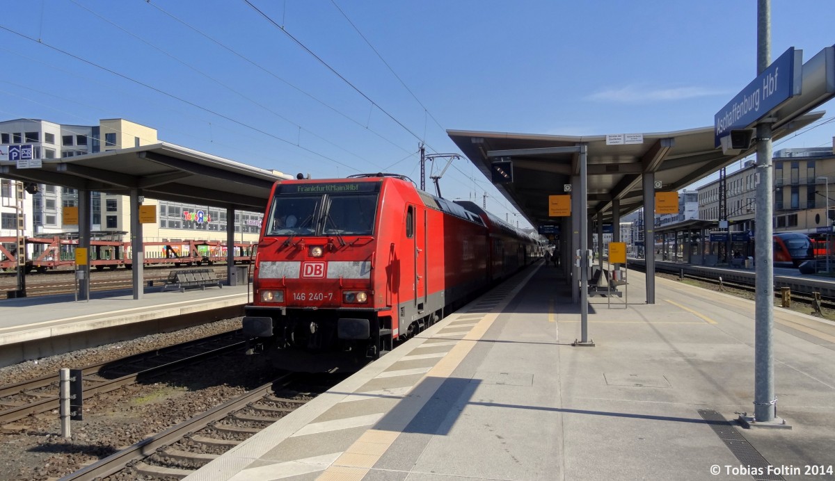 146-240 steht in Aschaffenburg Hbf und wartet mit ihrem RE auf die Weiterfahrt nach Frankfurt(Main) Hbf.
Aufgenommen im März 2014.