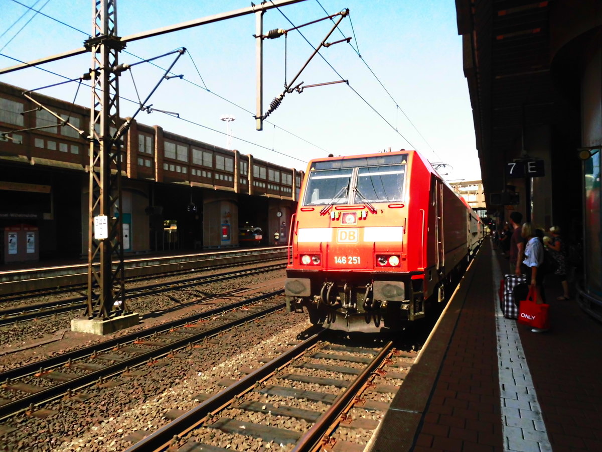 146 251 als RE30 mit ziel Frankfurt a. Main Hbf im Bahnhof Kassel-Wilhelmsh�he am 9.8.18