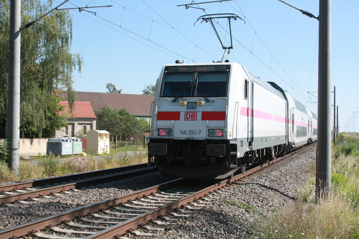 146 551 mit ihrer IC2 Garnitur zwischen Z�beritz und Niemberg am 30.7.20