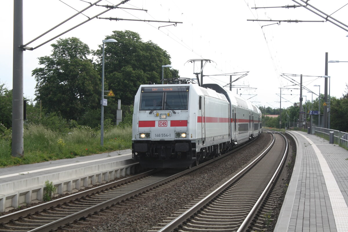 146 554 mit einem IC2 bei der Durchfahrt in Z�beritz am 9.6.21