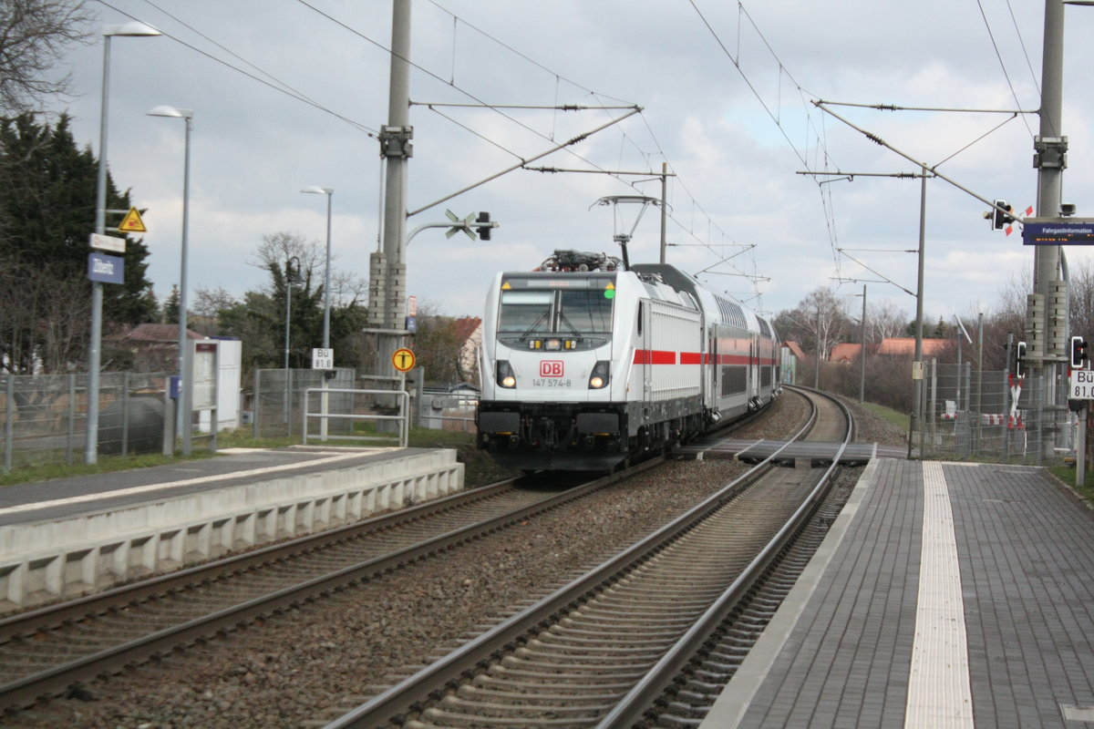 147 574 mit einem InterCity bei der Durchfahrt im Bahnhof Z�beritz am 19.3.21