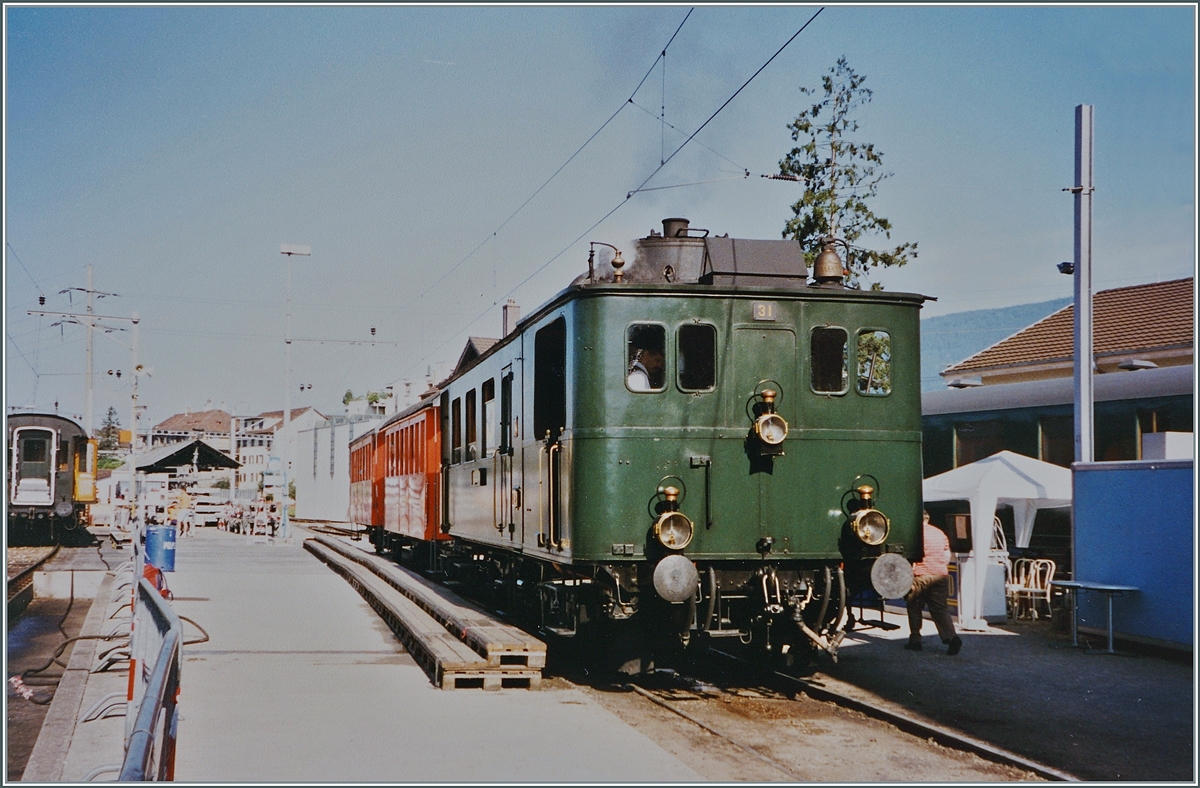  150 Jahre Schweizer Bahnen  Der CZm 1/2 31 besorgte mit der E 2/2 N° 3  Zephir  und zwei RHB Wagen den Pendelverkehr zwischen dem Bahnhof und der Drehscheibe beim Lok Dépôt in Delémont. Das Bild zeigt den bei der Drehscheibe angekommen Zug mit dem  der CZm 1/2 31. 

Analogbild vom Sommer 1997