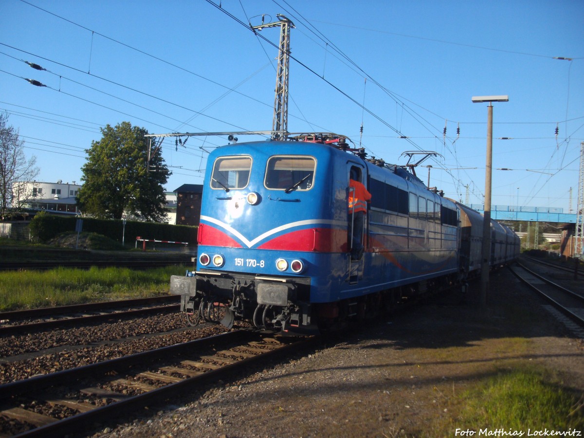 151 170-8 der SRI (D-EGP) bei der Einfahrt in den Bahnhof Bergen auf R�gen am 28.4.14
