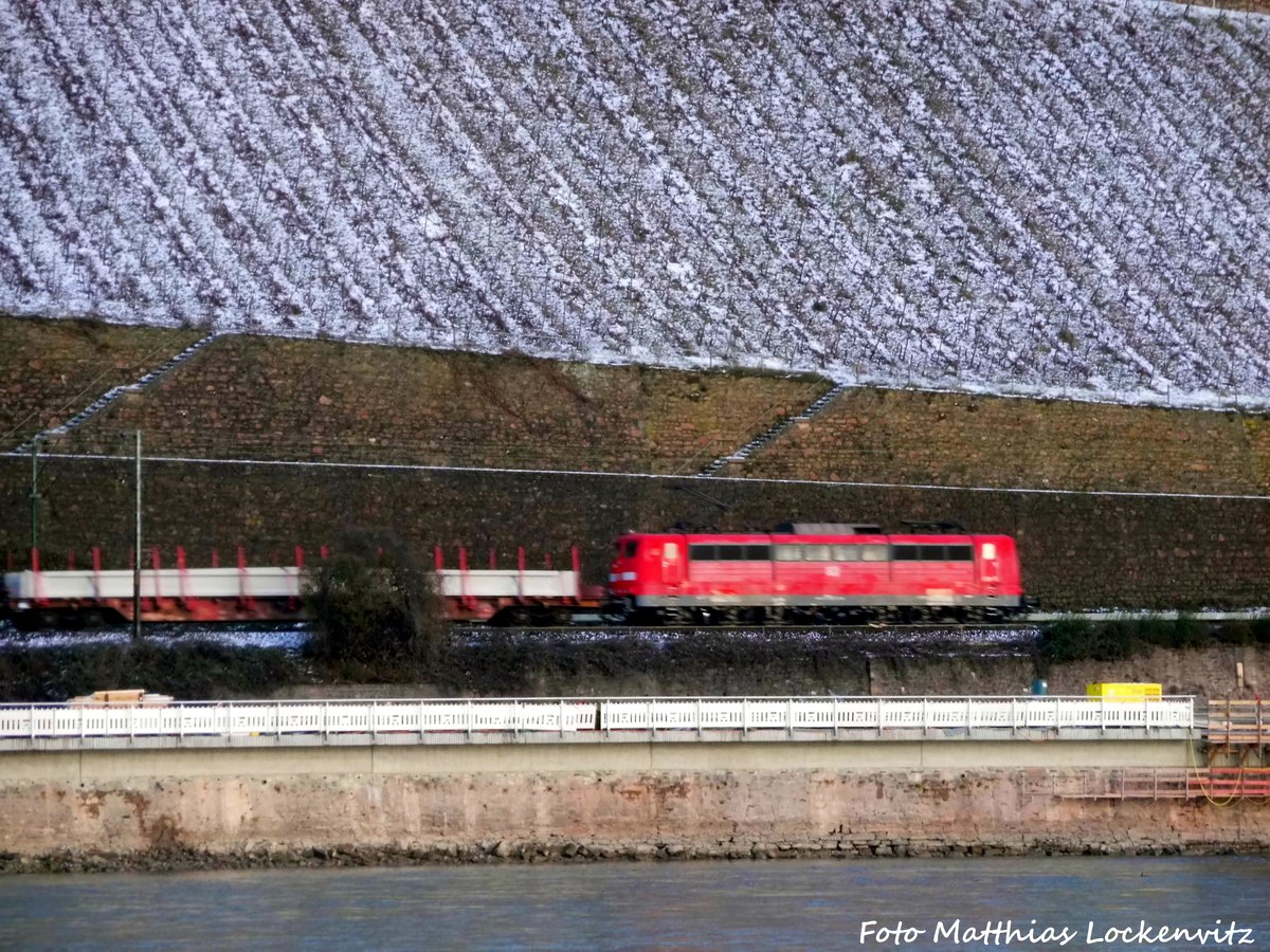 151 XXX mit einen G�terzug unterwegs auf der linken Rheinseite am 15.1.17