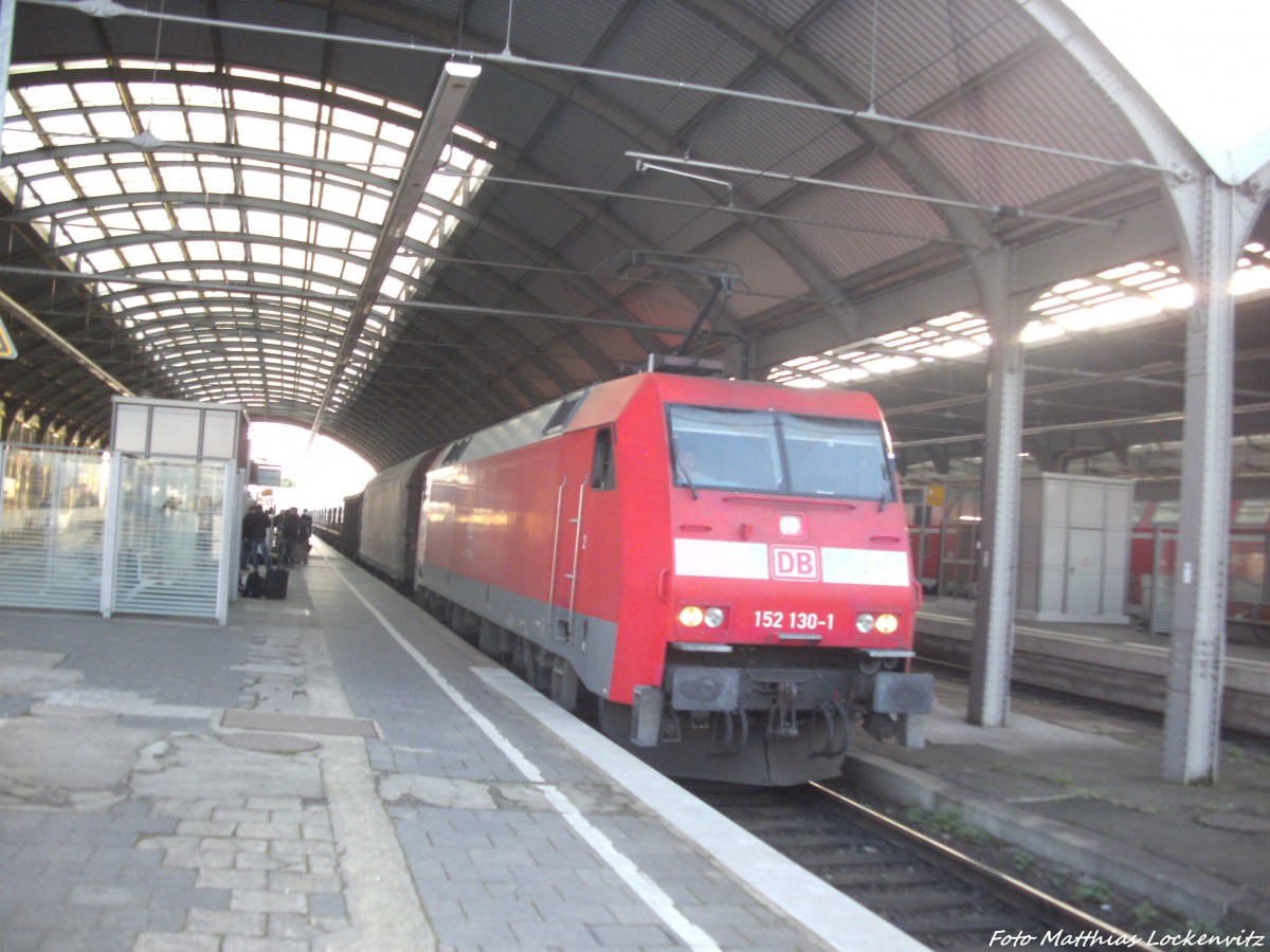 152 130-2 mit einem G�terzug beim durchfahren des Bahnhofs Halle (Saale) Hbf am 27.11.14