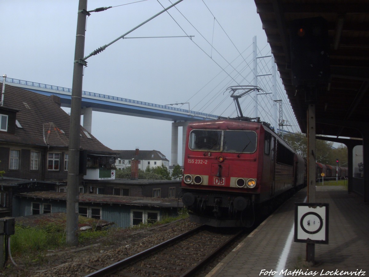 155 232-2 mit einem G�terzug beim Durchfahren des Bahnhofs Stralsund-R�gendamm am 6.5.14