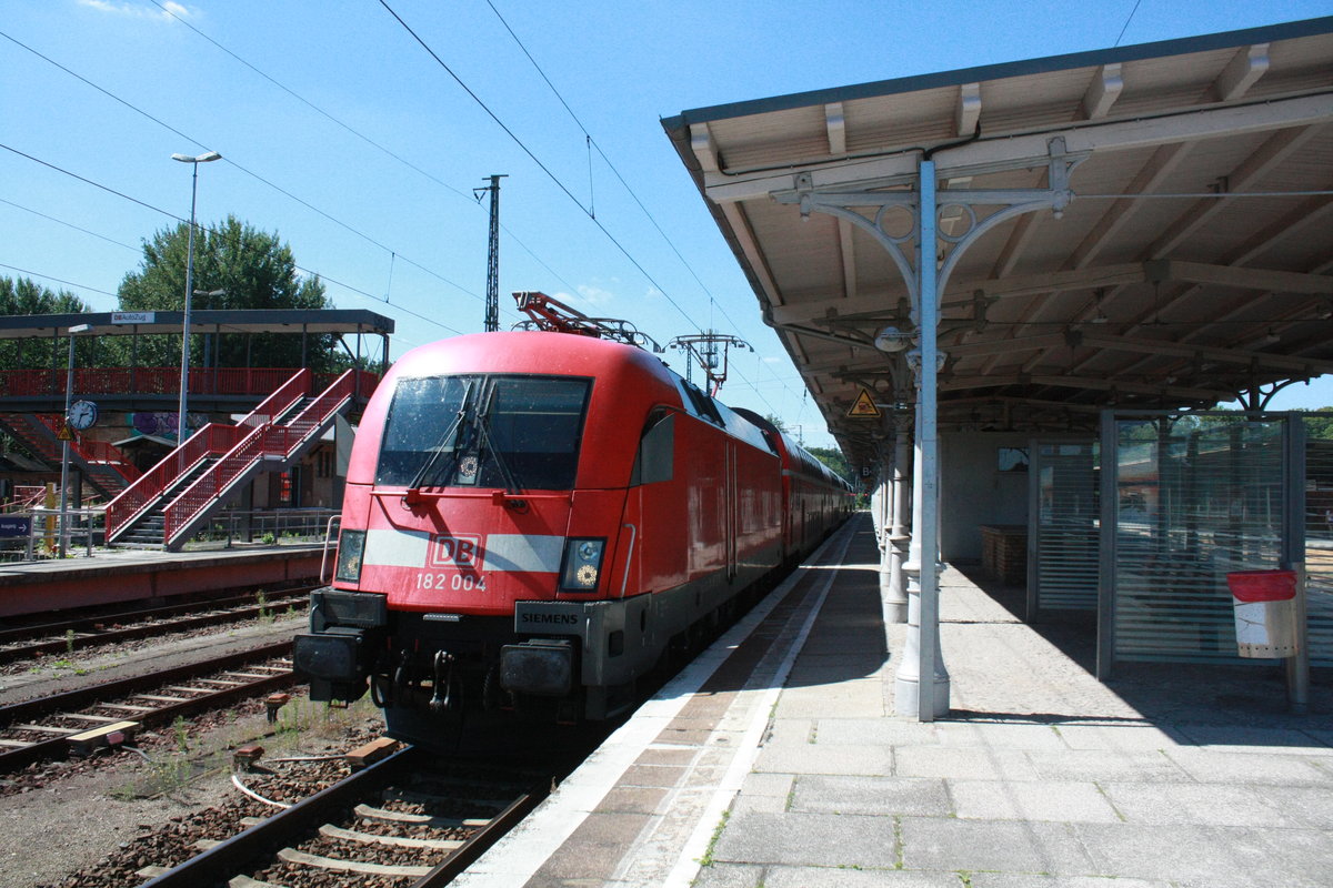 182 004 mit ziel Eisenh�ttenstadt im Bahnhof Berlin Wannsee am 31.7.20