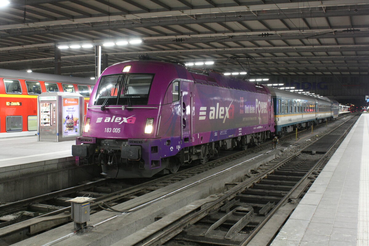 183 005 mit dem Alex im Bahnhof M�nchen Hbf am 24.3.21