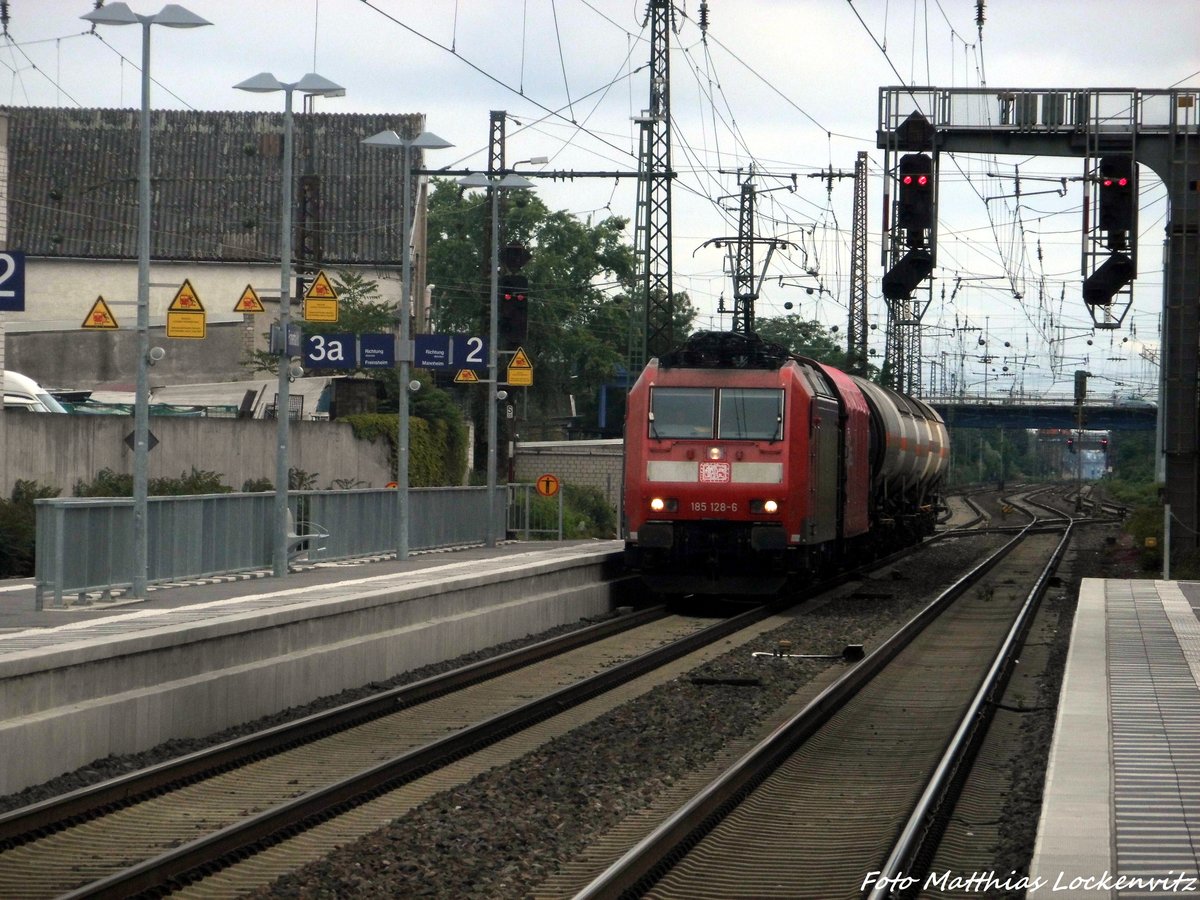 185 128 mit einen G�terzug bei der durchfahrt in Frankenthal am 2.6.16