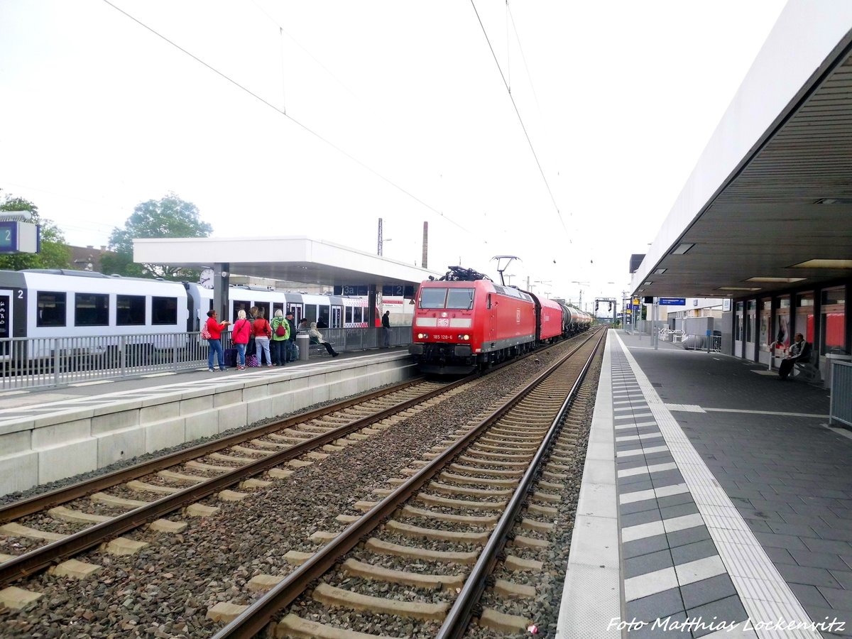 185 128 mit einen G�terzug bei der durchfahrt in Frankenthal am 2.6.16