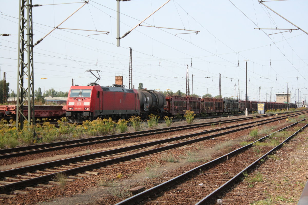 185 318 mit einem G�terzug bei der durchfahrt am Bahnhof Leipzig-Engelsdorf am 12.9.20