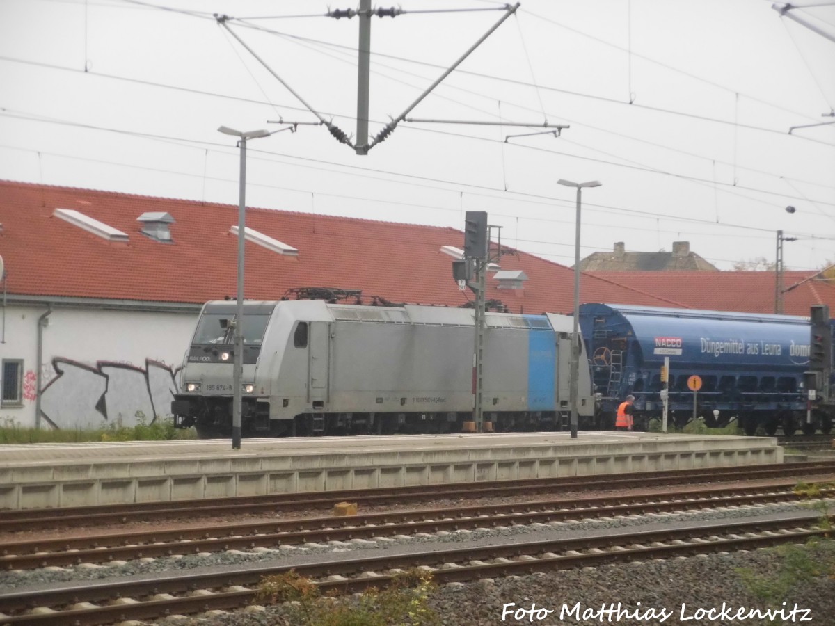 185 674-9 von RAILPOOL mit einem G�terzug bei der Durchfahrt des Bahnhofs Delitzsch unt Bf am 8.10.15