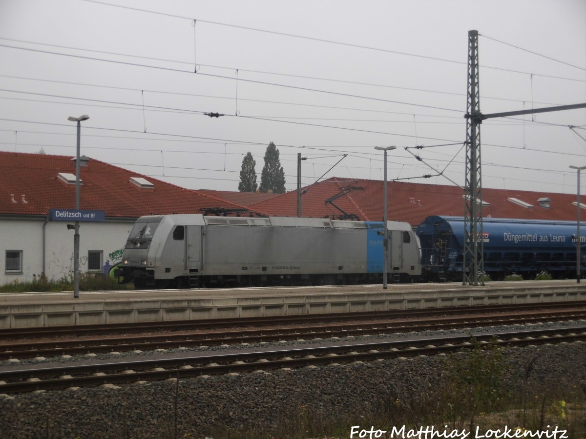 185 674-9 von RAILPOOL mit einem G�terzug bei der Durchfahrt des Bahnhofs Delitzsch unt Bf am 8.10.15