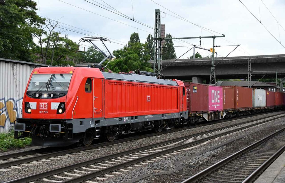 187 205-0 fuhr mit einen containerzug durch hh-harburg,24.06.21