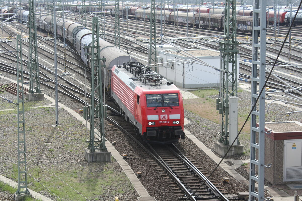 189 005 verl�sst mit einem G�terzug den G�terbahnhof Halle/Saale am 29.4.22