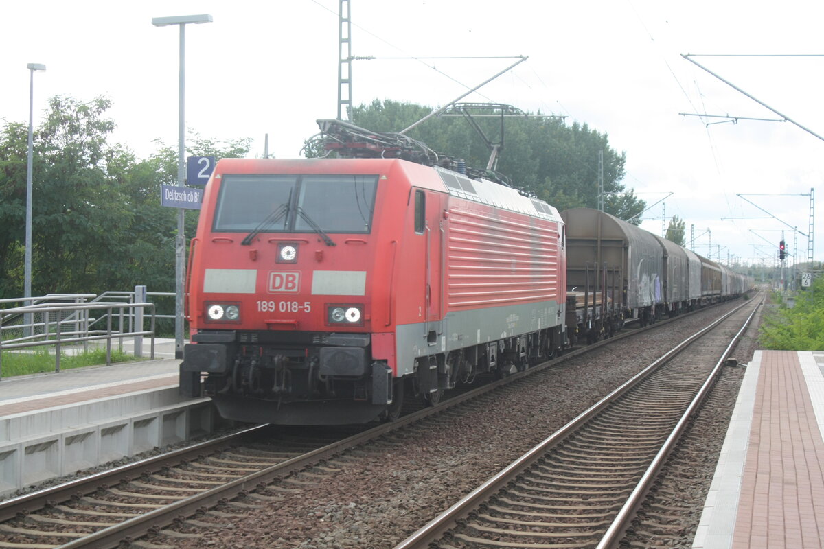 189 018 mit einem G�terzug bei der Durchfahrt im Bahnhof Delitzsch ob Bf am 6.10.21