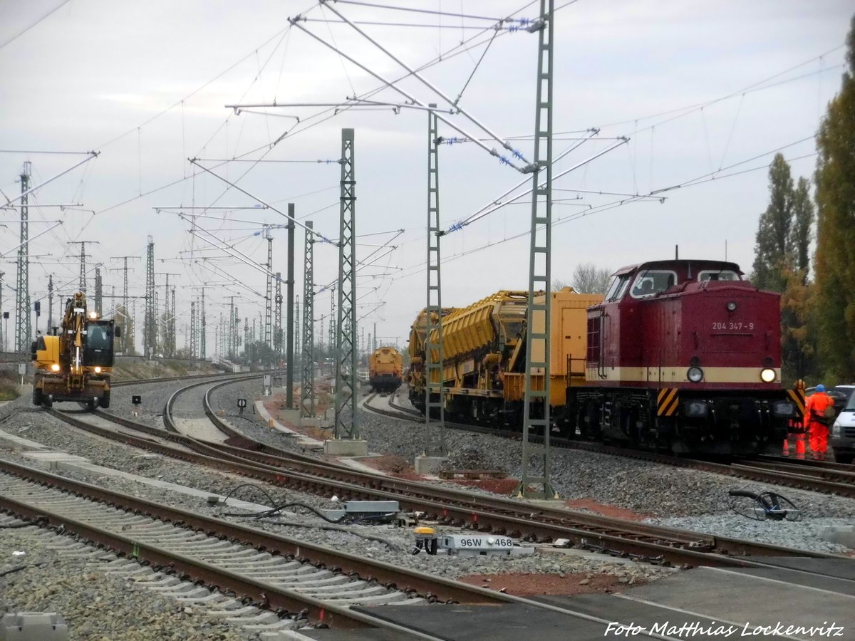 204 347-9 (202 347) der MTEG im Bauzugverkehr und ein 2-Wege-Bagger in der G�terumfahrung in Halle (Saale) am 4.11.16