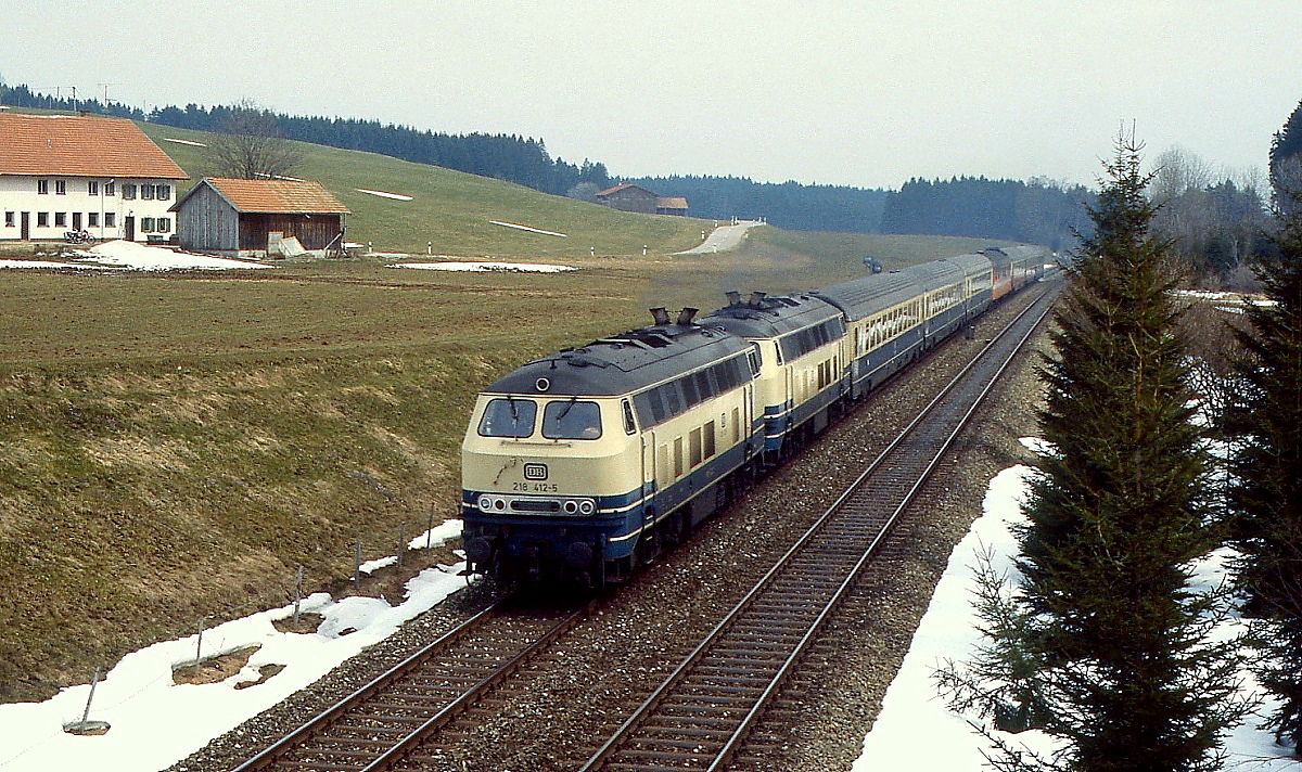 218 412-5 und eine weitere 218 sind Anfang April 1988 mit einem Schnellzug bei G�nzach auf der Allg�ubahn in Richtung Schweiz unterwegs