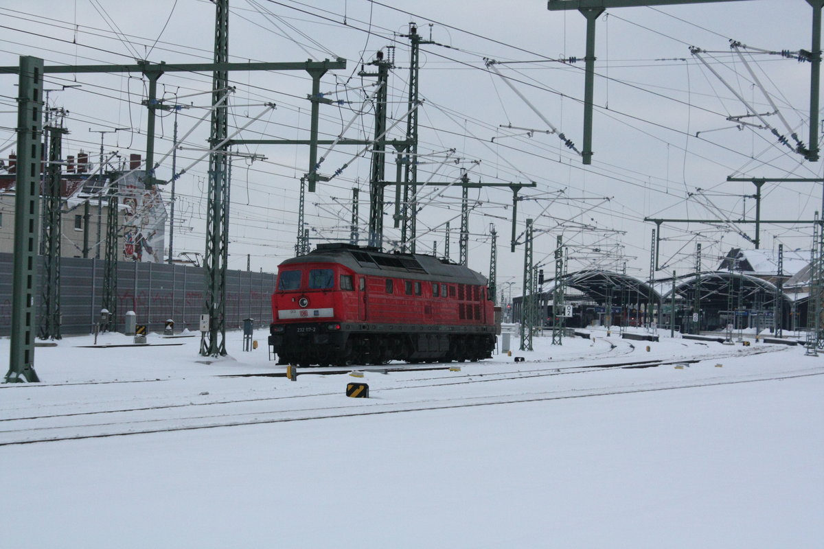 232 117 verl�sst den G�terbahnhof Halle/Saale und f�hrt durch den Bahnhof Halle/Saale Hbf durch am 10.2.21