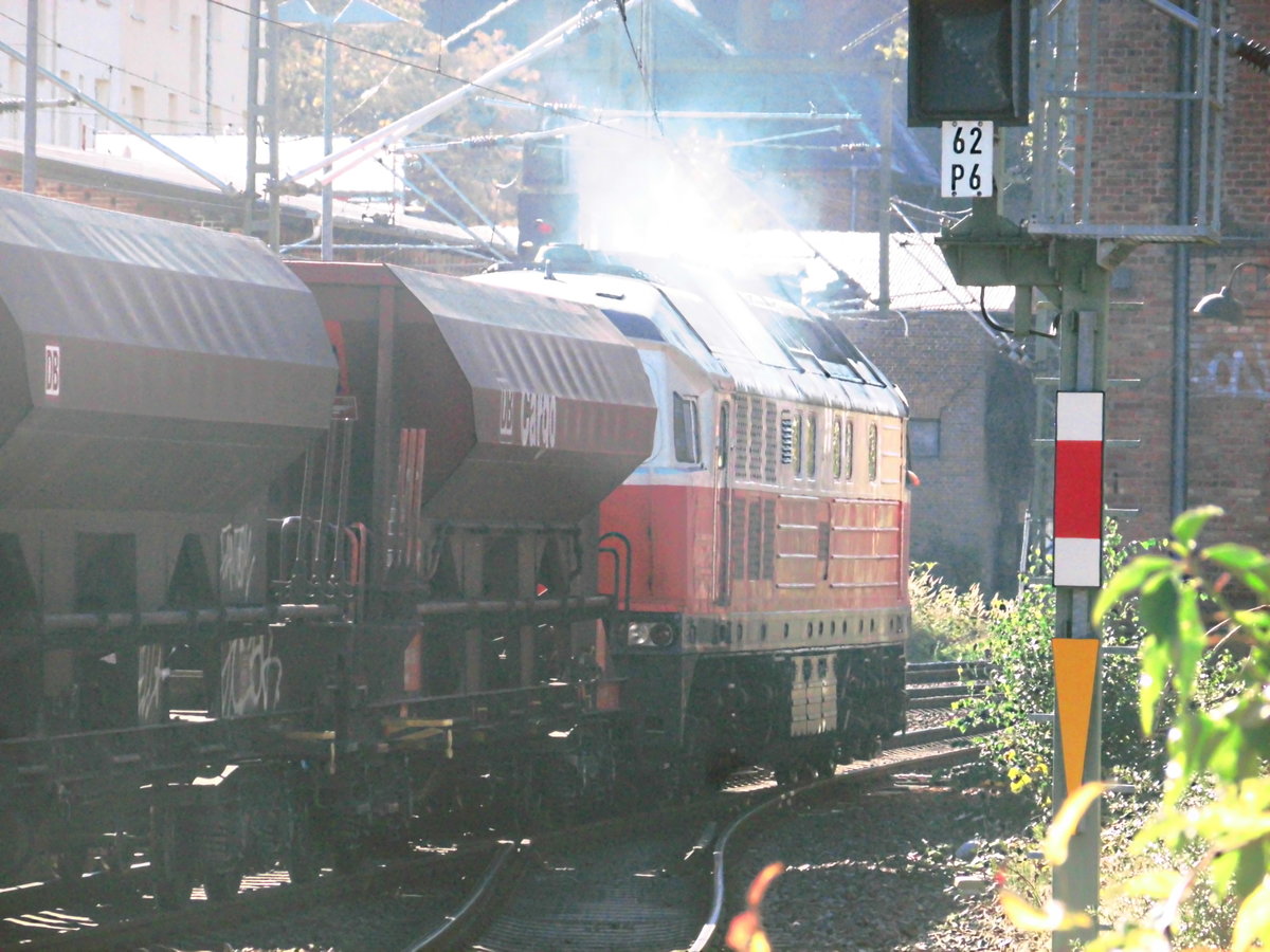 232 XXX mit einem G�terzug beim verlassen des Schweriner Hbf´s am 30.9.18