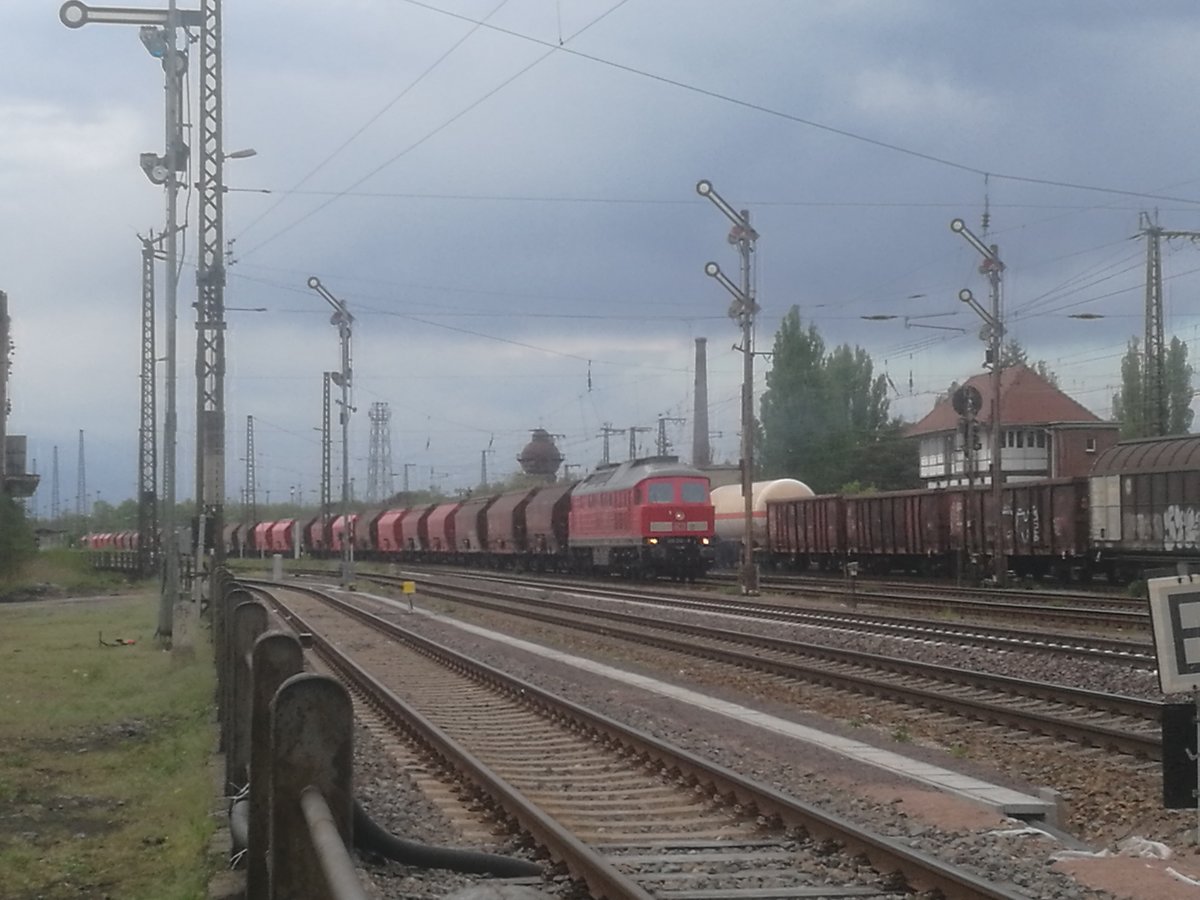 232 XXX mit einen G�terzug beim verlassen des K�thener G�terbahnhofs in Richtung Bernburg am 27.4.19