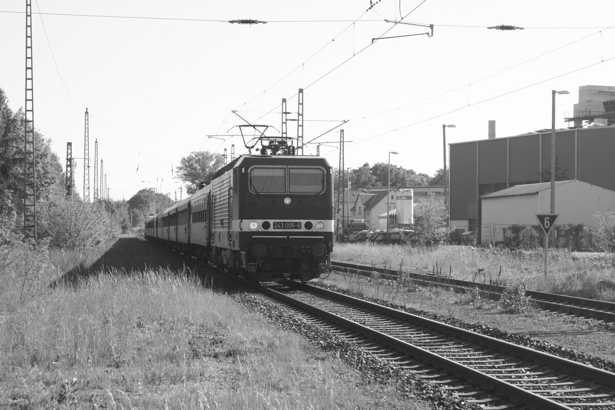 243 005 mit 232 601 der WFL am Zugschluss von Gro�enhain kommend bei der Einfahrt in den Bahnhof Ortrand am 15.5.22
