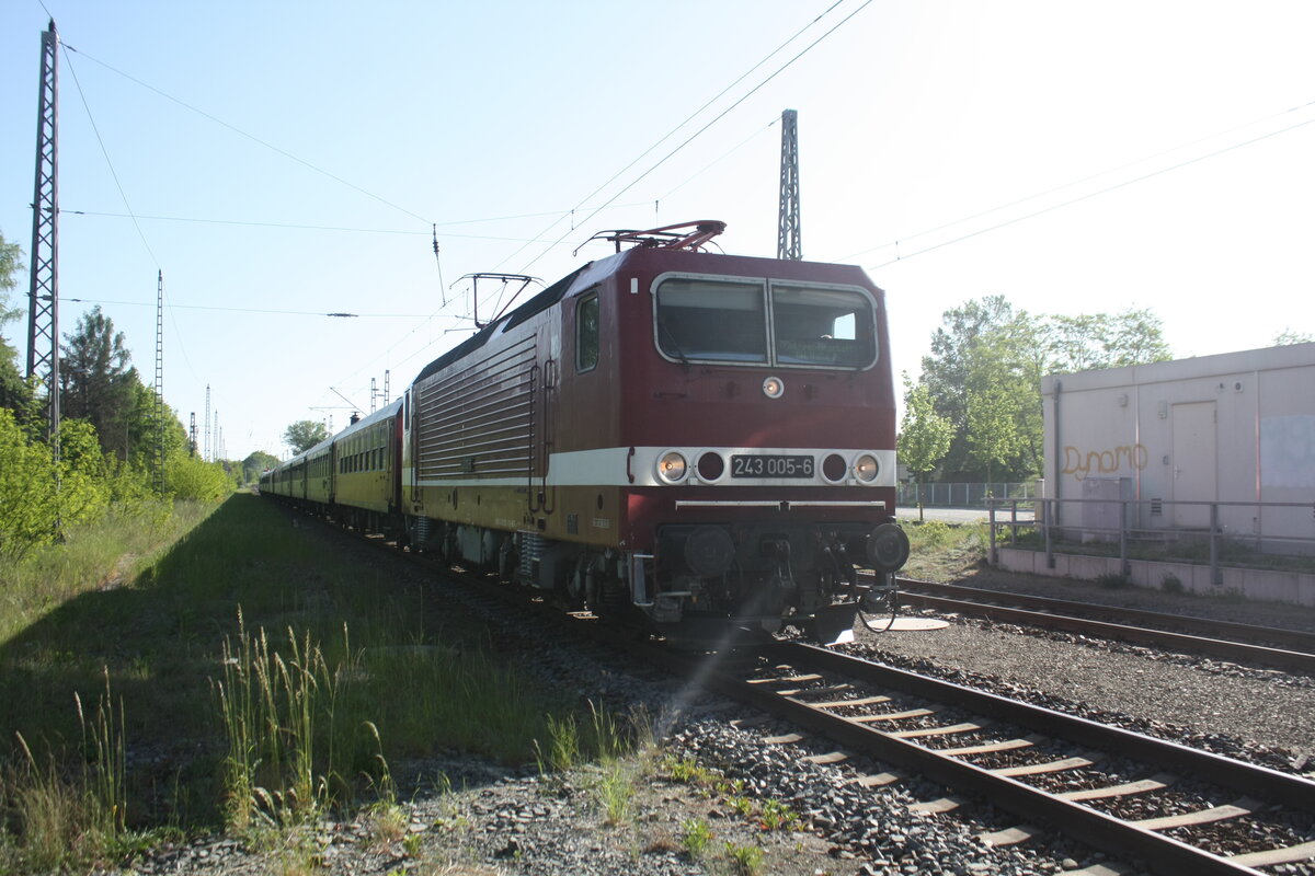 243 005 mit 232 601 der WFL am Zugschluss von Gro�enhain kommend bei der Einfahrt in den Bahnhof Ortrand am 15.5.22
