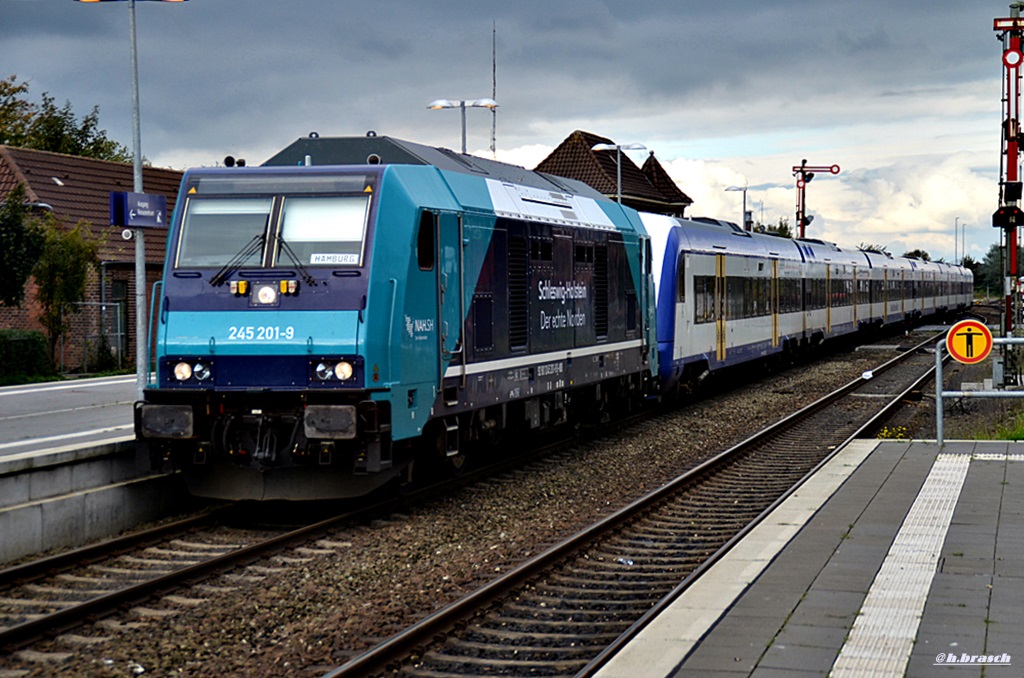 245 201-9 mit einer NOB-einheit,einfahrent zum bf nieb�ll,13.10.15