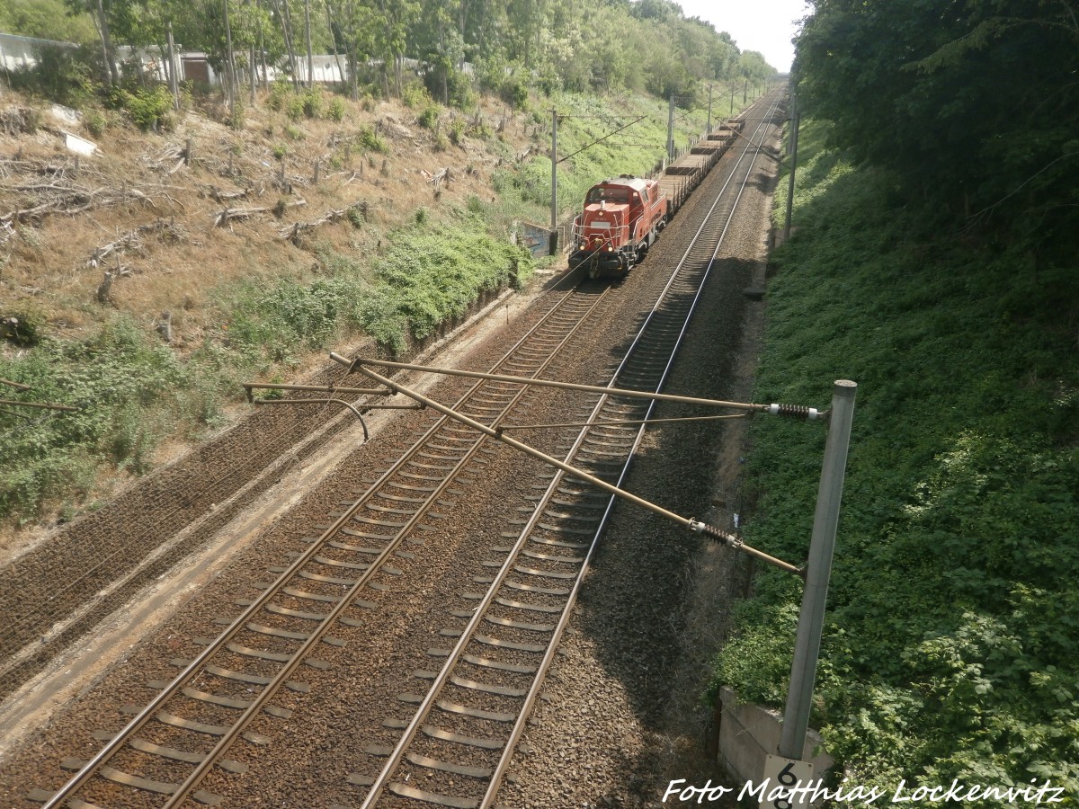 261 024 mit einm Rungenwagenzug in Halle-S�dstadt am 8.6.15