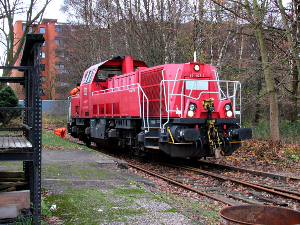 261 027-7,beim umsetzen am bahnhof glinde,28.11.17
