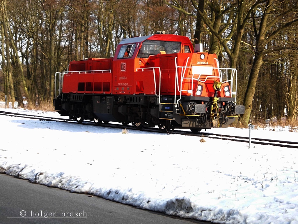 261 055-8 fuhr solo bei strahlenden sonnenschein und eisiger k�lte zum bhf glinde am 25.03.13   