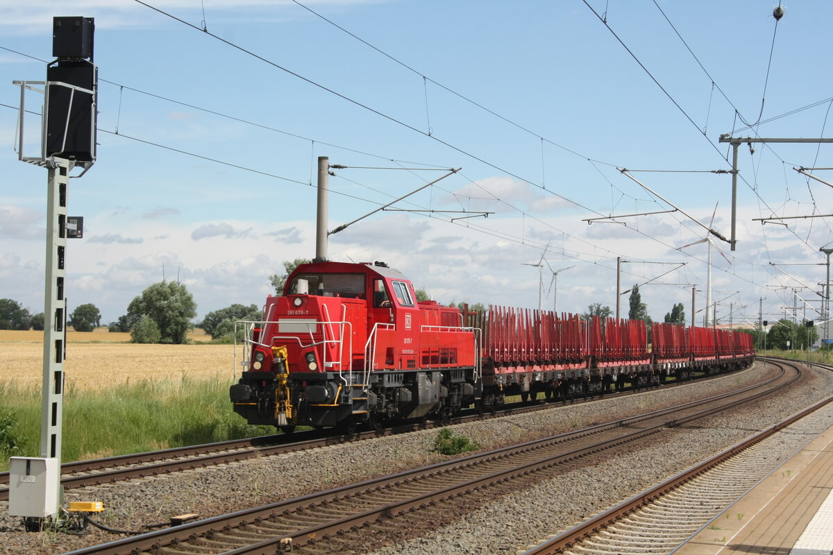 261 070 mit einem G�terzug bei der Durchfahrt im Bahnhof Niemberg am 5.7.21