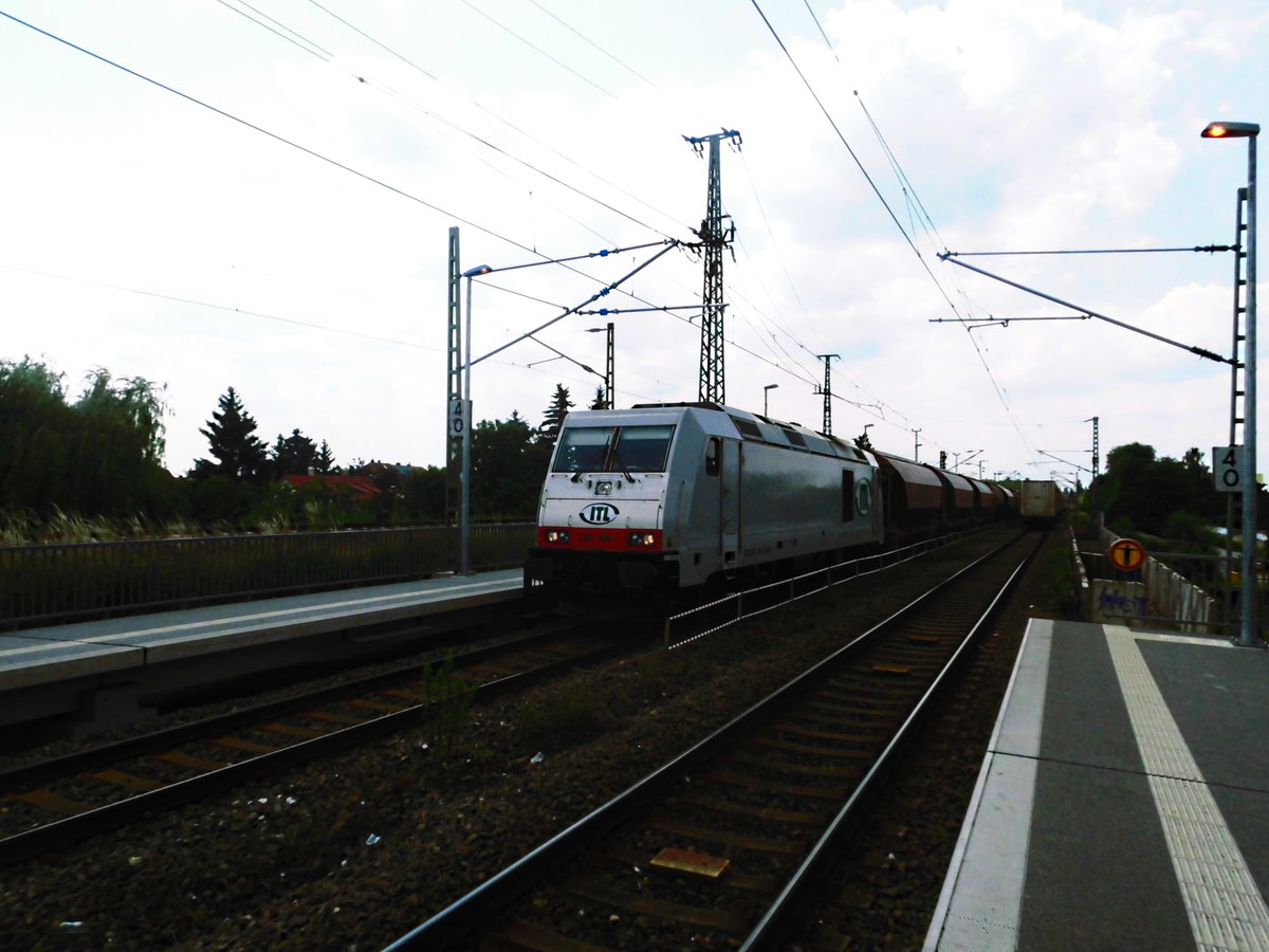 285 108 von ITL mit einem G�terzug bei der Durchfahrt in Halle-Rosengarten am 20.6.17