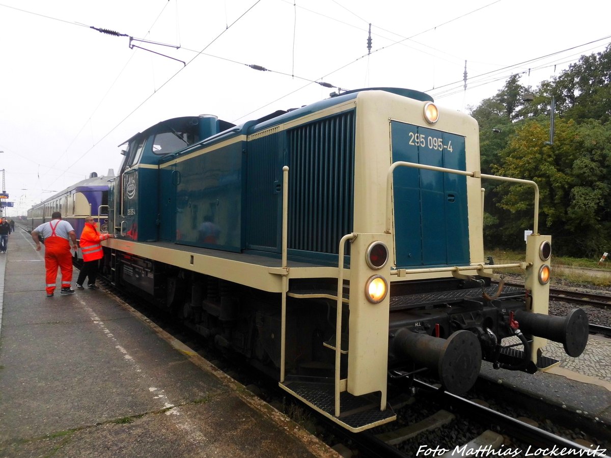 295 095 mit dem SVT 137 234 beim zwischenhalt in Jessen/Elster am 8.10.16