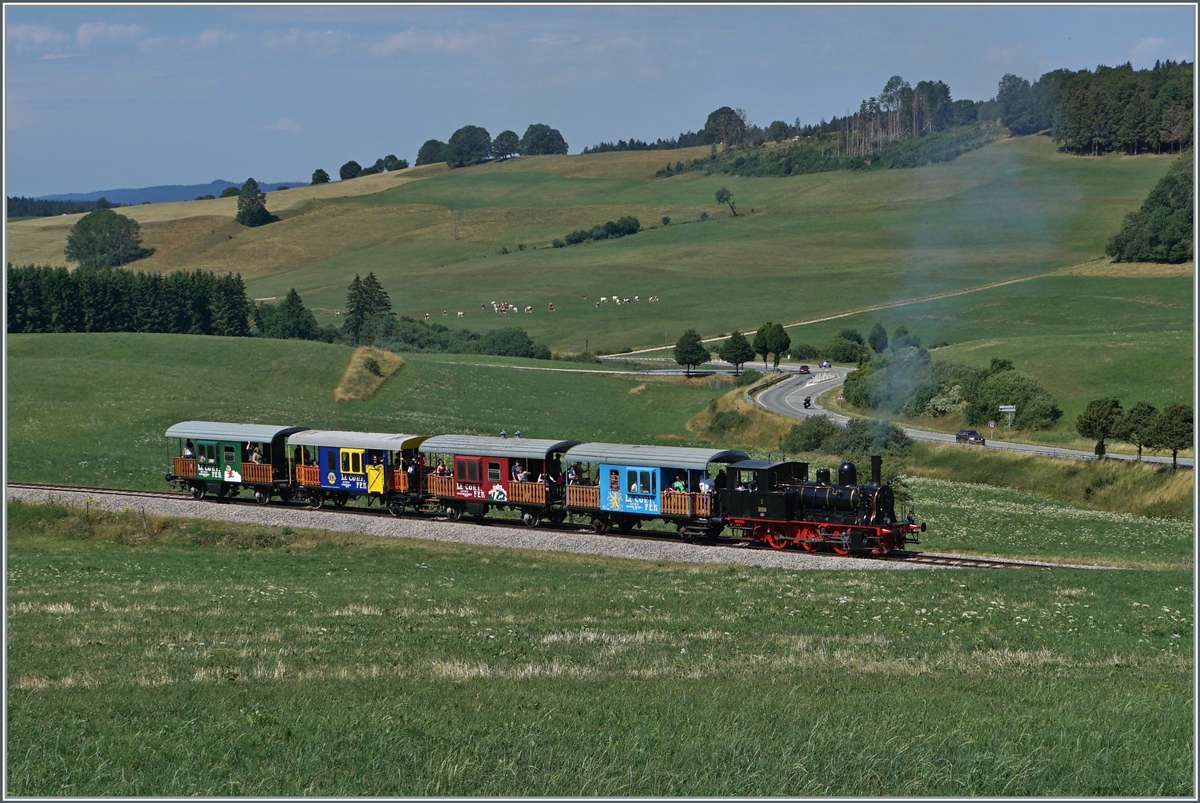 30 ANS CONI'FER /30 Jahre Coni'Fer - Die Coni'Fer E 3/3 N° 5 fährt mit ihrem Zug von Les Hôpitaux-Neufs nach Fontaine Ronde. Die  Reisezugwagen  entstanden aus Sputnik-Wagen, das waren früher SBB bzw. BLS Güterzugsbegleitwagen Db. Ähnliche Wagen hat auch die CTVJ im Einsatz. Das Bild entstand bei Le Touillon.

15. Juli 2023