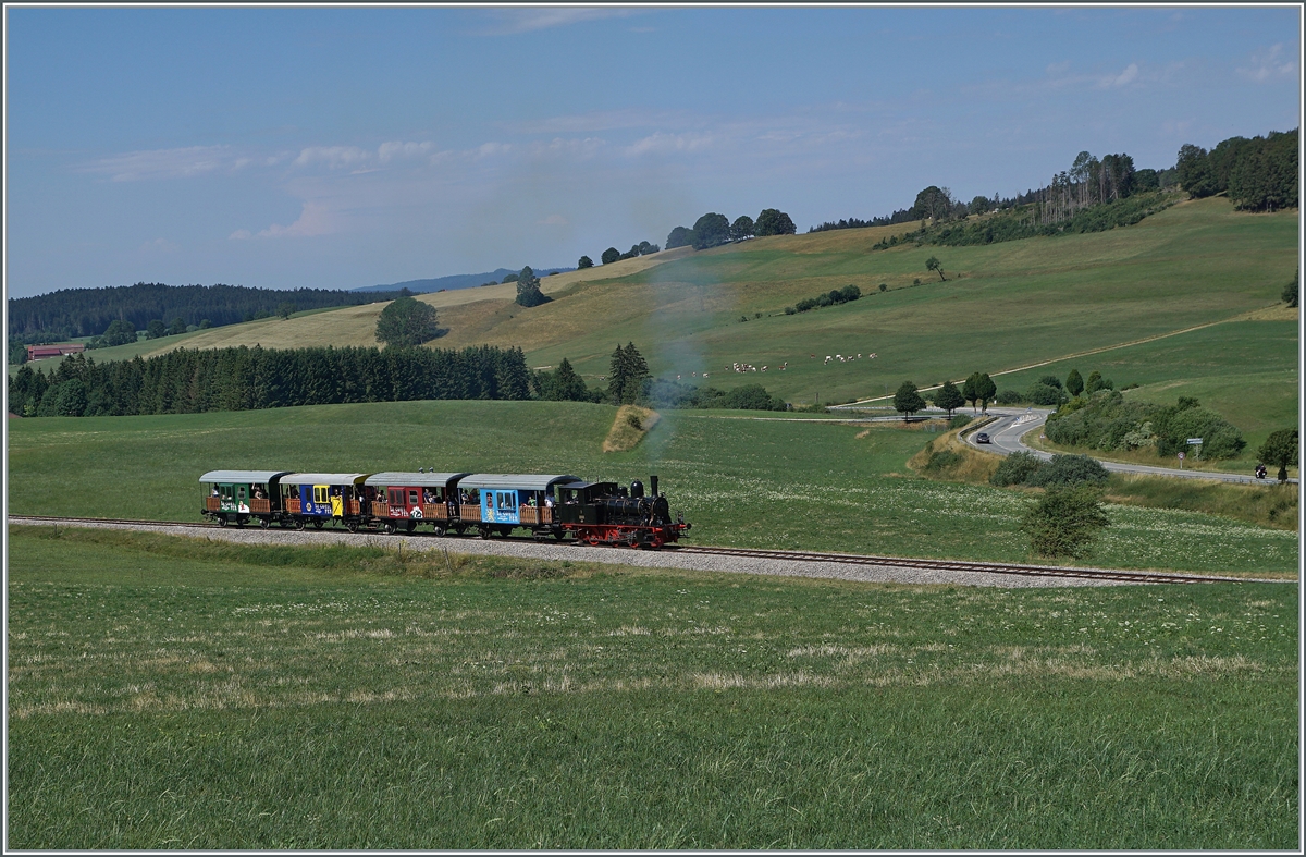 30 ANS CONI'FER /30 Jahre Coni'Fer - Die Coni'Fer E 3/3 N° 5 fährt mit dem ersten Zug des Tages von Les Hôpitaux-Neufs nach Fontaine Ronde. Das Bild entstand bei Le Touillon. 

15. Juli 2023