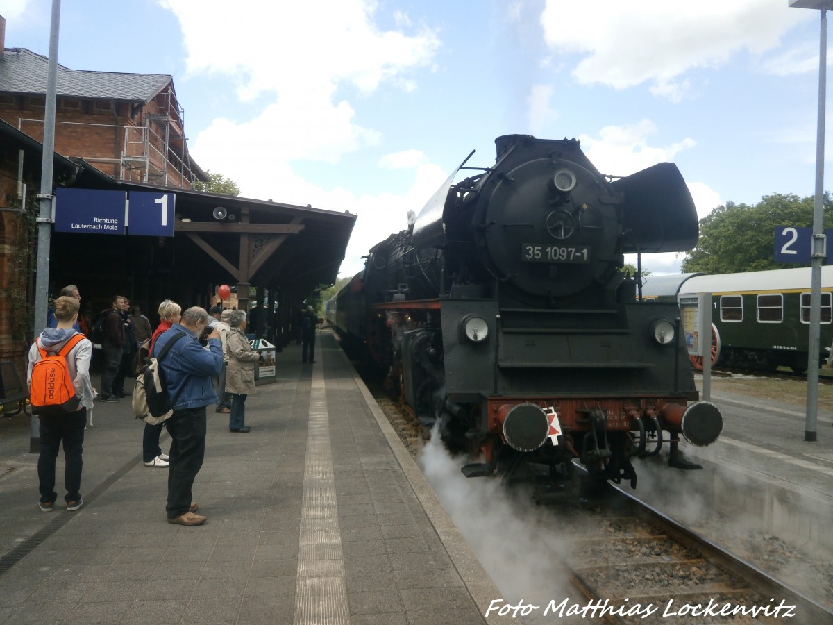 35 1097 als Schlusslicht mit ziel Bergen auf R�gen verl�sst den Putbusser Bahnhof am 30.5.15
